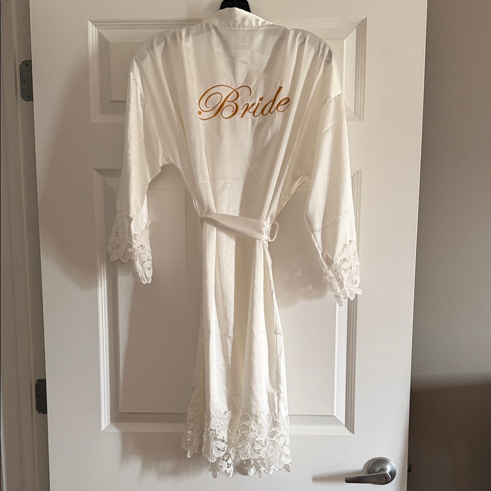 Elegant White Lace Trim Robe